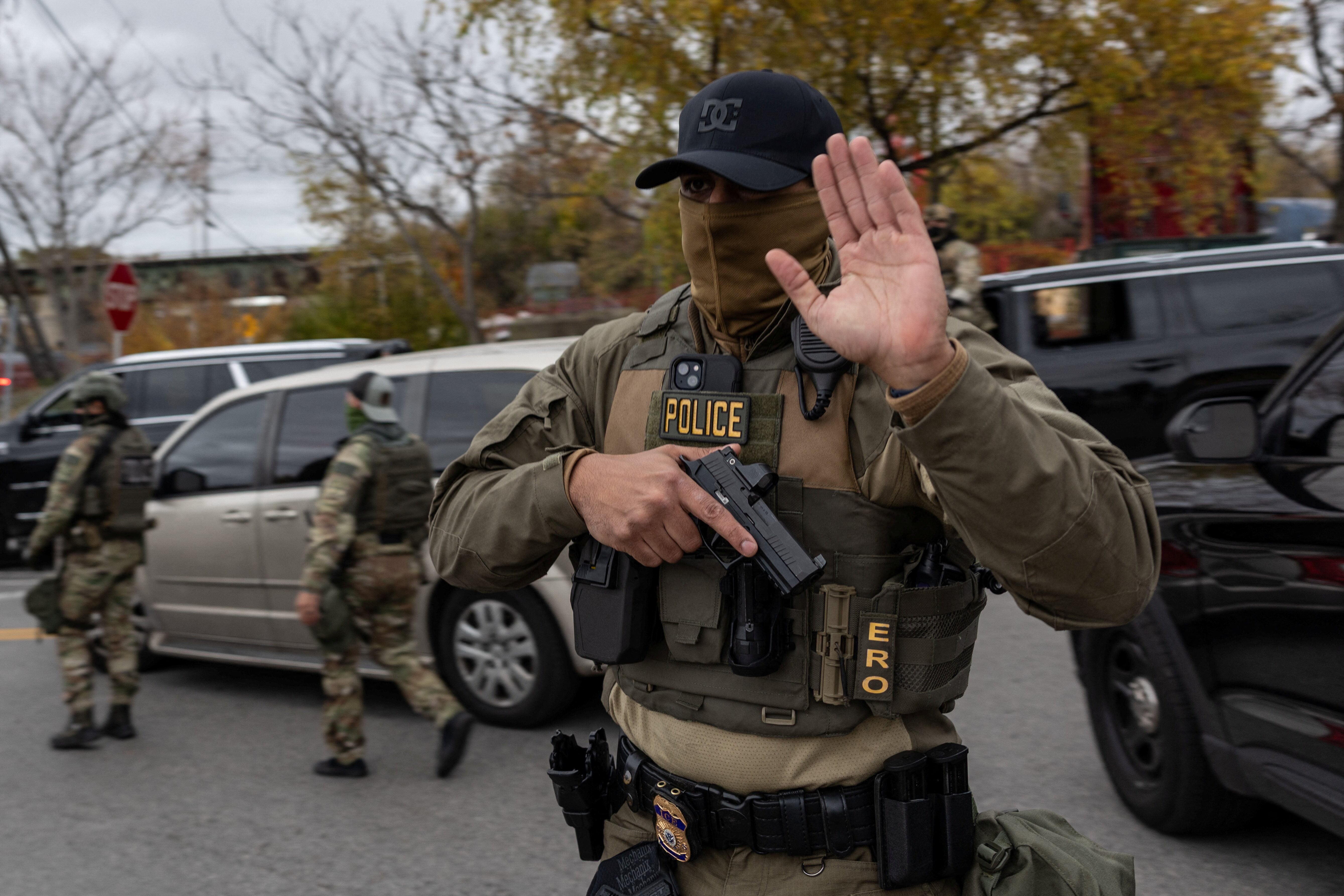 ▲▼美國芝加哥墨裔社區爆發執法衝突，男子疑似朝美國邊境巡邏隊（USBP）探員開槍，隨後逃離警車。（圖／路透）