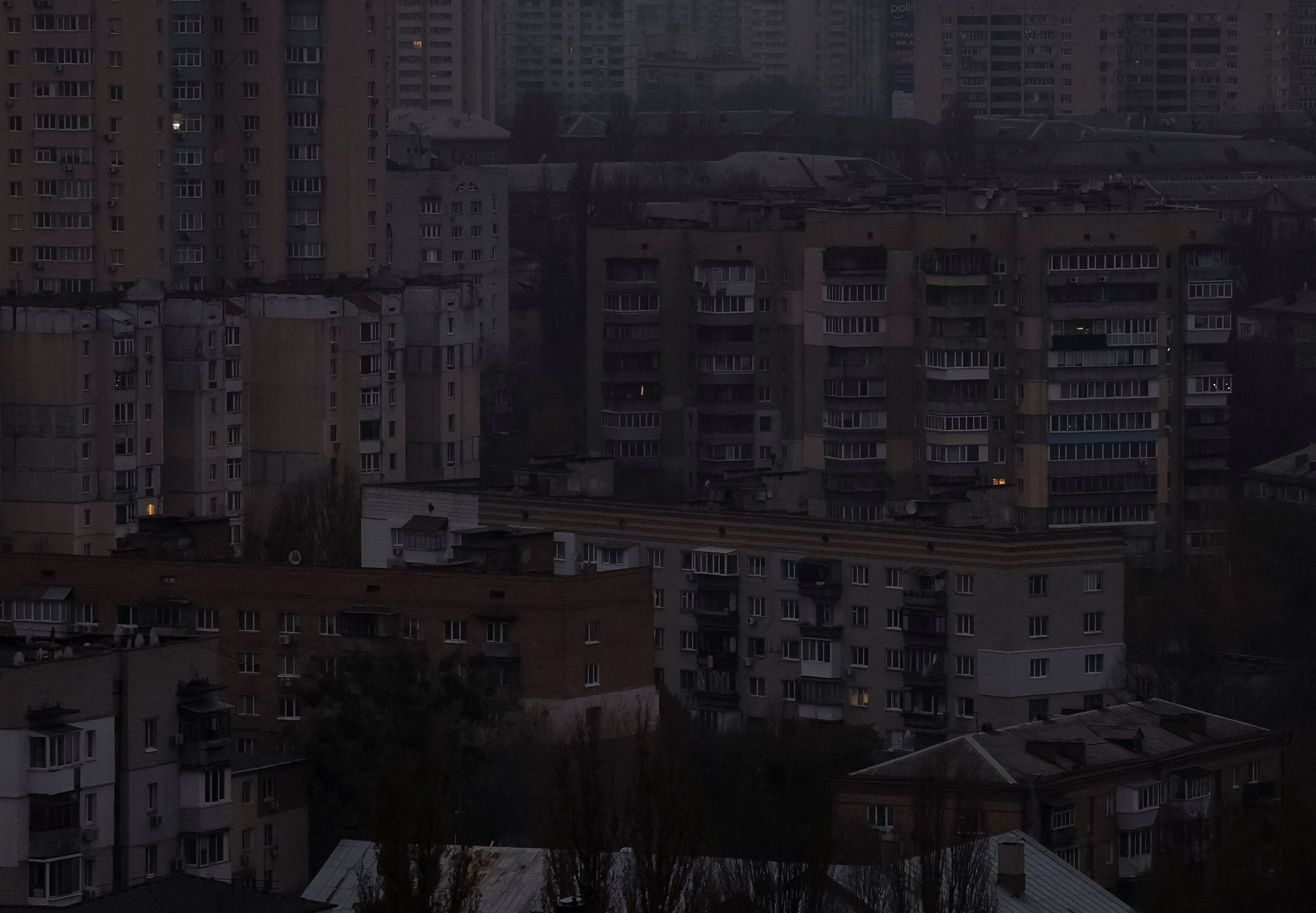 ▲▼俄軍出動無人機、發射多枚導彈攻擊烏克蘭發電等基礎民用設施，導致基輔住宅區烏黑一片。（圖／路透）