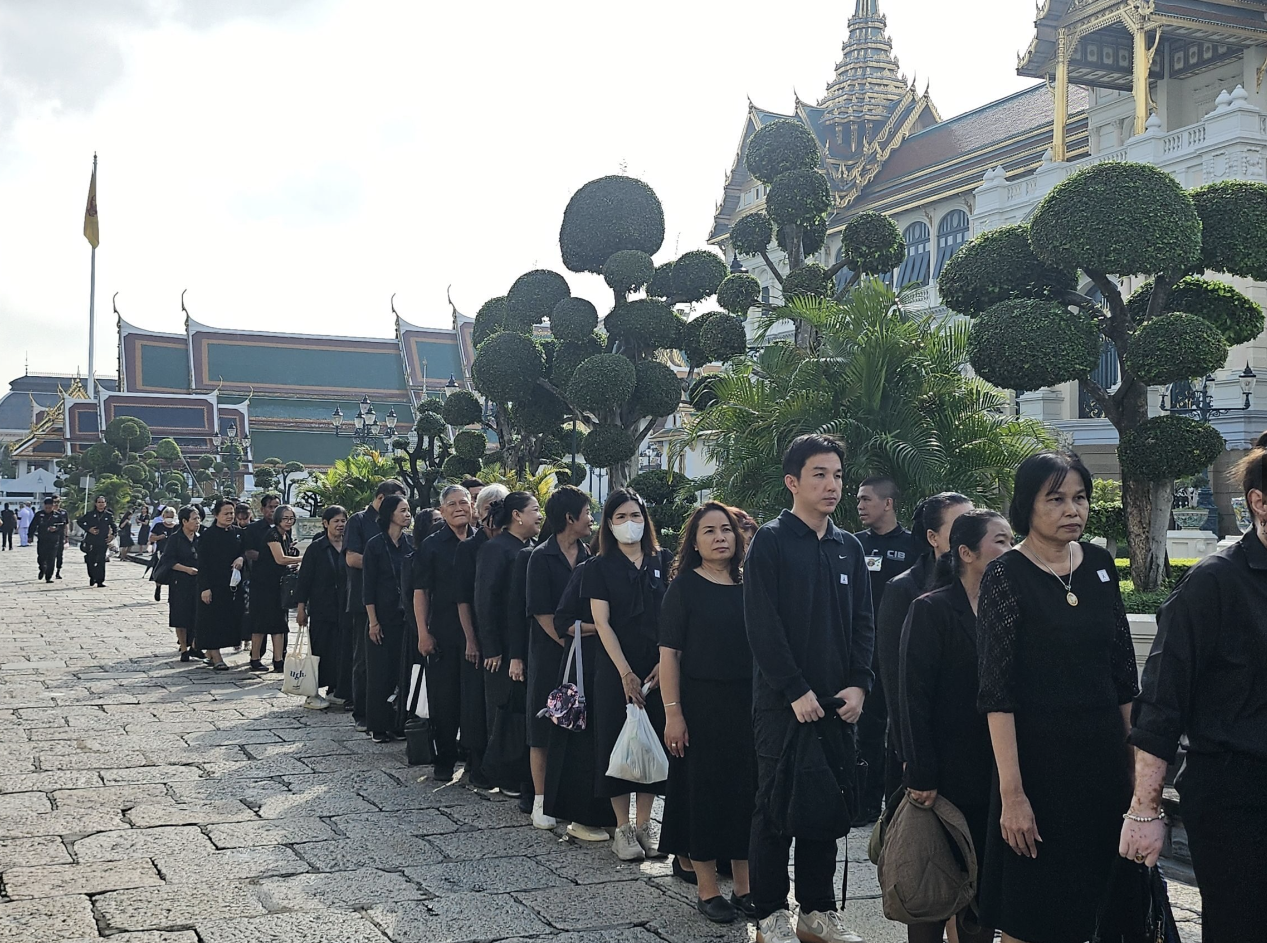 ▲▼開放瞻仰王太后遺容首日　泰民眾大排長龍。（圖／翻攝自khaosod）