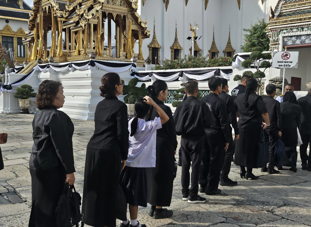▲▼開放瞻仰王太后遺容首日　泰民眾大排長龍。（圖／翻攝自khaosod）