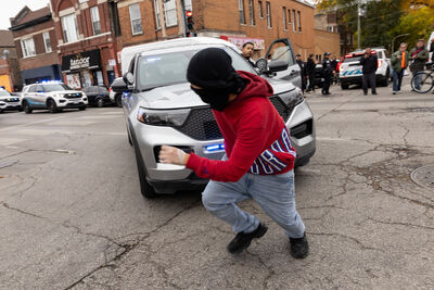 芝加哥移民執法現場槍擊！男子「向聯邦探員」開槍　居民怒批引恐慌