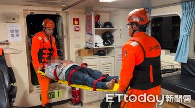 連江北竿鄉民受傷！海巡署出艇緊急醫療後送　火速送抵縣立醫院