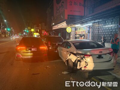 深夜在家喝酒後外出　BMW女連撞路邊3汽機車！現場慘況曝