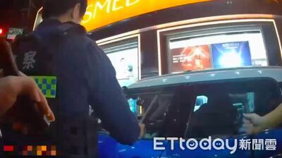 新北無照男掛假牌違停拒檢　警破窗拉出壓制！車內搜出喪屍煙彈