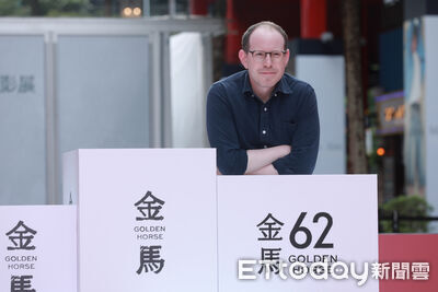 瓦昆菲尼克斯「第三點全露」！　名導亞瑞阿斯特嗨喊：恭喜你們，長得滿好看的