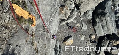 花蓮象鼻隧道女遊客落水！黑鷹吊掛送醫無生命跡象　4人受困獲救