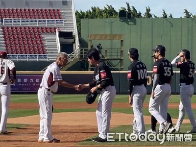 談桃園球場露微妙笑容　KT巫師教頭李強喆：要聽實話嗎？