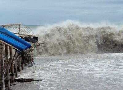 「屋舍被毀」畫面曝光!鳳凰還沒登陸爆災情 菲急撤90萬人
