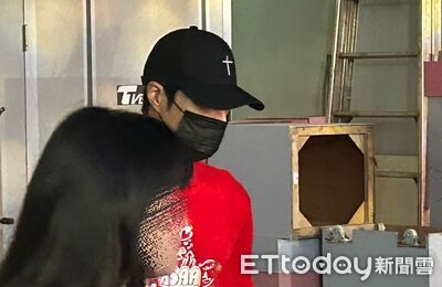 唐振剛自首閃兵首露面「現身禱告」!牧師宋逸民陪面對:希望大眾給機會