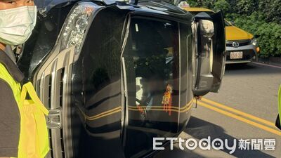 快訊/新莊自小客失控!連撞3車側翻 駕駛受困車內畫面曝