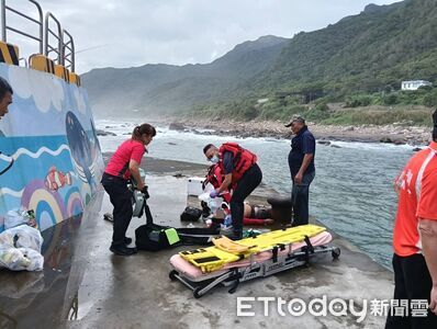 頭城桶盤堀漁港釣客遭大浪捲落海 昏迷送醫搶救不治