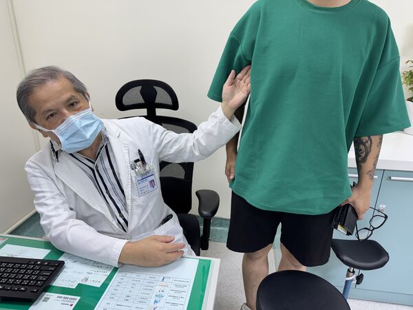 ▲▼烏日林新醫院整形外科主任魏經岳說明男性女乳症個案。（圖／烏日林新醫院提供）