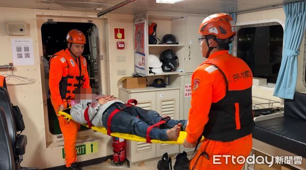 ▲▼連江北竿鄉民受非致命外傷　海巡即刻馳援後送就醫。（圖／記者鄭逢時翻攝）