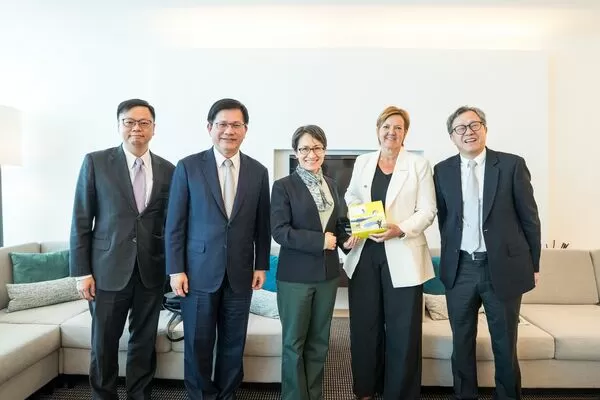 ▲▼擔任IPAC比利時共同主席的比利時眾議院外交委員會主席Els Van Hoof（右二）接機歡迎副總統蕭美琴及外交部訪團一行。（圖／翻攝自Facebook／林佳龍）