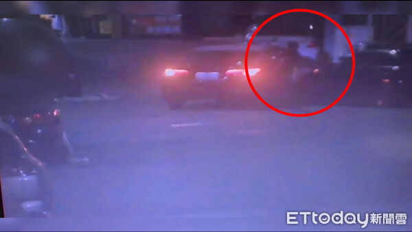 ▲▼ 深夜盤查違停聞毒味！高雄男猛撞警車逃逸　「警連開6槍」逮1人。（圖／記者賴文萱翻攝）