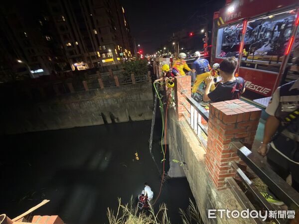 ▲▼消防人員利用吊籃將受困河道的2人吊掛脫困。（圖／記者吳世龍翻攝）