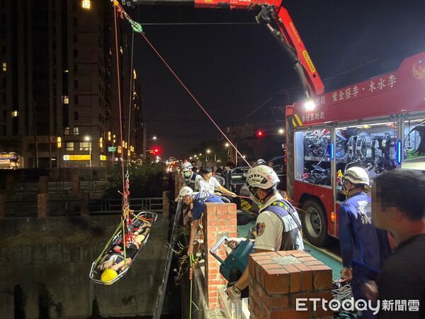 ▲▼消防人員利用吊籃將受困河道的2人吊掛脫困。（圖／記者吳世龍翻攝）