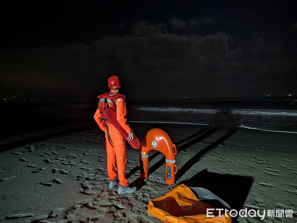 ▲▼8日晚間至9日上午，海海巡署人員持續搜尋宜蘭壯圍永鎮濱海公園落海男子。（圖／記者游芳男翻攝，下同）