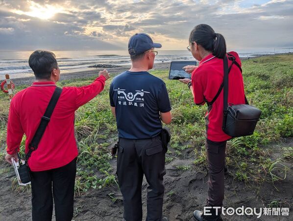 ▲▼8日晚間至9日上午，海海巡署人員持續搜尋宜蘭壯圍永鎮濱海公園落海男子。（圖／記者游芳男翻攝，下同）