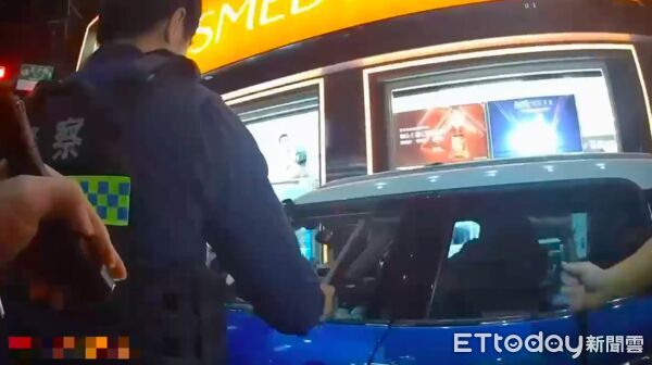 ▲▼吳男無照掛假車牌拒檢，員警破窗，吳男被員警拉出車外壓制逮捕，還在車內搜出依托咪酯喪屍毒             。（圖／記者陳以昇翻攝）