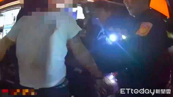 ▲▼吳男無照掛假車牌拒檢，員警破窗，吳男被員警拉出車外壓制逮捕，還在車內搜出依托咪酯喪屍毒             。（圖／記者陳以昇翻攝）