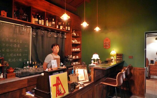 ▲▼金門「隱室．微光」咖啡館！夜間限定每周只營業三天，隱藏版古厝咖啡館、微醺調酒茶香入味搭配大人味甜點。（圖／部落客Mika提供）
