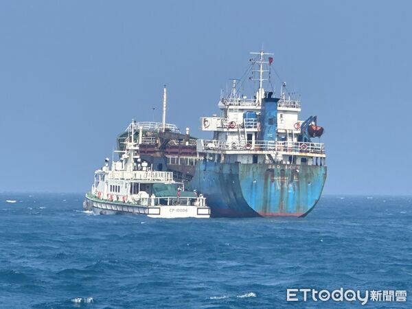 ▲圖為海巡署攔截登檢權宜輪畫面（非本新聞報導船隻）。（圖／記者張君豪翻攝）