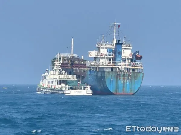 ▲圖為海巡署攔截登檢權宜輪畫面（非本新聞報導船隻）。（圖／記者張君豪翻攝）