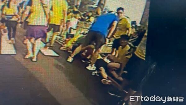 ▲▼田中馬拉松1跑者昏倒失去心跳 民眾消防員合力救回一命             。（圖／記者唐詠絮翻攝）