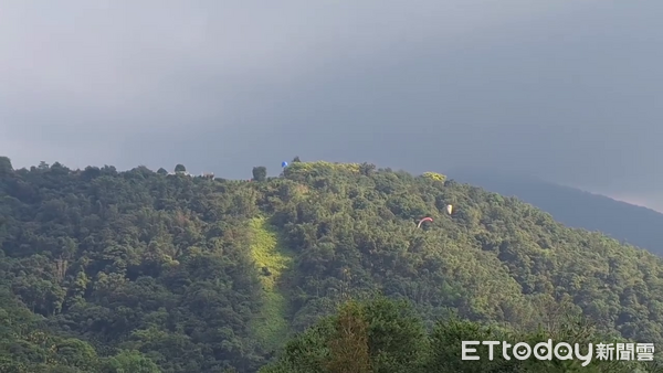 ▲埔里鎮虎頭山發生飛行傘空中交纏、玩家墜落的意外。（圖／翻攝「爆料公社公開版」臉書社團）