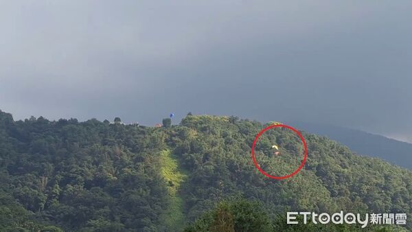 ▲埔里鎮虎頭山發生飛行傘空中擦撞交纏、玩家墜落的意外。（圖／翻攝「爆料公社公開版」臉書社團，下同）