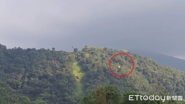 ▲埔里鎮虎頭山發生飛行傘空中交纏、玩家墜落的意外。（圖／翻攝「爆料公社公開版」臉書社團）