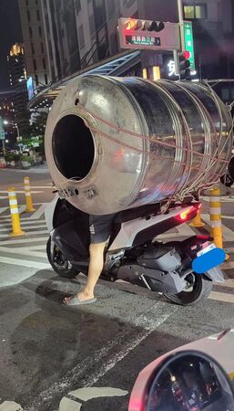 ▲▼高雄騎士神技！後座載「巨型水塔桶」停紅燈　警要開罰了。（圖／翻攝爆廢公社）
