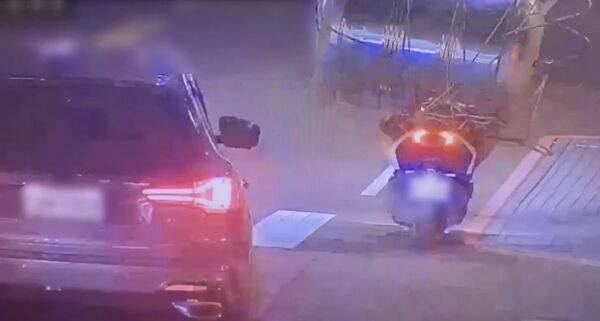 ▲▼高雄騎士神技！後座載「巨型水塔桶」停紅燈　警要開罰了。（圖／翻攝爆廢公社）