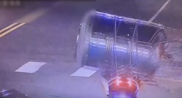 ▲▼高雄騎士神技！後座載「巨型水塔桶」停紅燈　警要開罰了。（圖／翻攝爆廢公社）