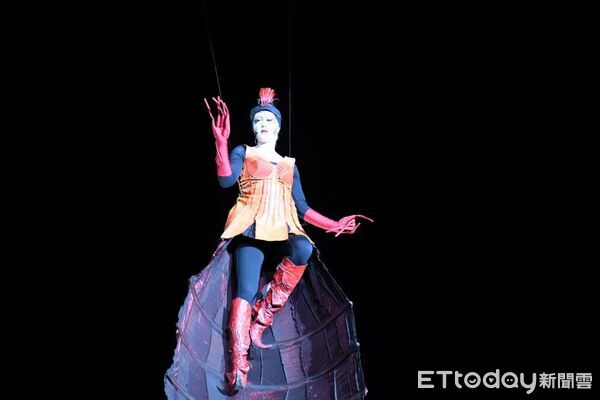 ▲▼《恐龍入侵》融合聲效、鼓手、舞蹈、歌手及高蹺恐龍等元素，打造出奇幻且充滿張力的街頭劇場。（圖／花蓮縣政府提供，下同）