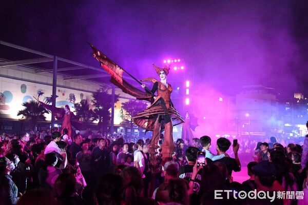 ▲▼《恐龍入侵》融合聲效、鼓手、舞蹈、歌手及高蹺恐龍等元素，打造出奇幻且充滿張力的街頭劇場。（圖／花蓮縣政府提供，下同）
