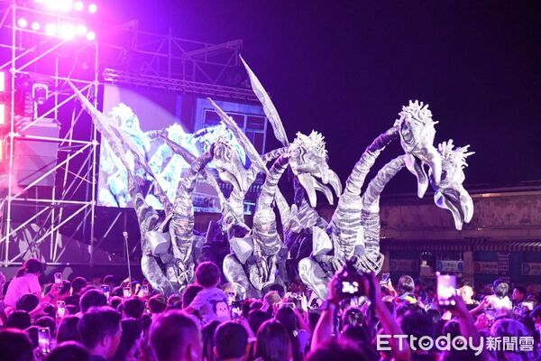 ▲▼《恐龍入侵》融合聲效、鼓手、舞蹈、歌手及高蹺恐龍等元素，打造出奇幻且充滿張力的街頭劇場。（圖／花蓮縣政府提供，下同）