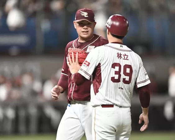 ▲▼宋家豪作勢要讓林立檢查手套。（圖／桃園市政府提供）