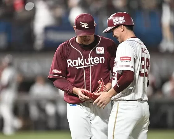 ▲▼宋家豪作勢要讓林立檢查手套。（圖／桃園市政府提供）