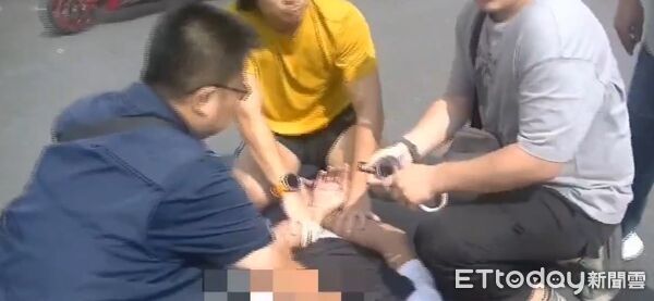 ▲▼游嫌與友人外出用餐時現身，員警隨即一擁而上壓制逮捕，當場起獲犯案用折疊刀一把。（圖／鳳林警分局提供，下同）