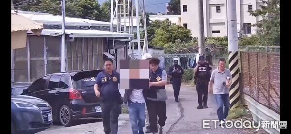 ▲▼游嫌與友人外出用餐時現身，員警隨即一擁而上壓制逮捕，當場起獲犯案用折疊刀一把。（圖／鳳林警分局提供，下同）