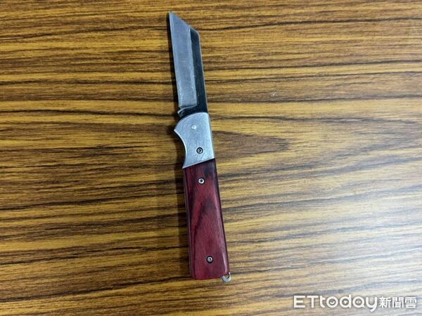 ▲▼游嫌與友人外出用餐時現身，員警隨即一擁而上壓制逮捕，當場起獲犯案用折疊刀一把。（圖／鳳林警分局提供，下同）