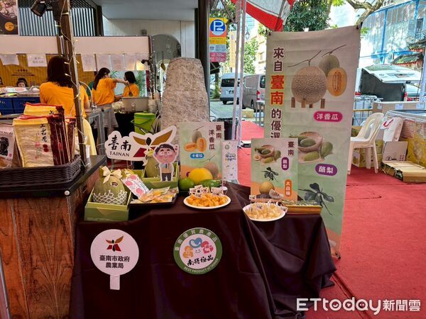 ▲黃偉哲市長旋風快閃新加坡推廣臺南鮮果，吸引當地民眾熱烈試吃與下單。（記者林東良翻攝，下同）