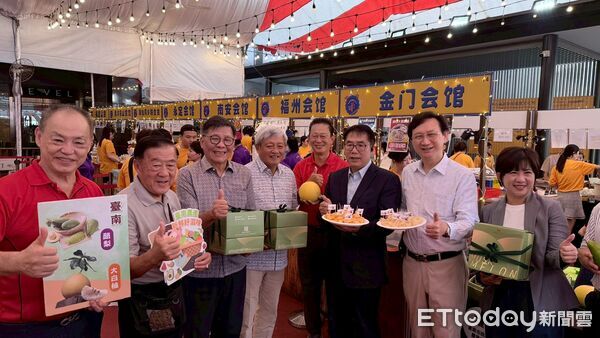 ▲黃偉哲市長旋風快閃新加坡推廣臺南鮮果，吸引當地民眾熱烈試吃與下單。（記者林東良翻攝，下同）