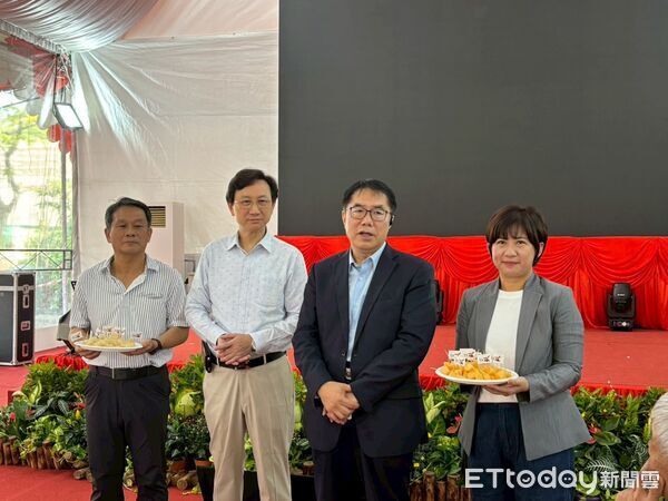 ▲黃偉哲市長旋風快閃新加坡推廣臺南鮮果，吸引當地民眾熱烈試吃與下單。（記者林東良翻攝，下同）