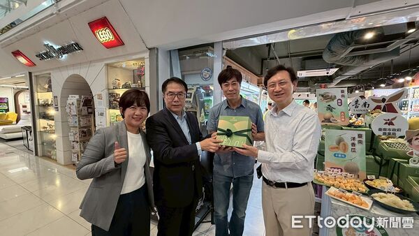 ▲黃偉哲市長旋風快閃新加坡推廣臺南鮮果，吸引當地民眾熱烈試吃與下單。（記者林東良翻攝，下同）