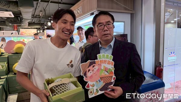 ▲黃偉哲市長旋風快閃新加坡推廣臺南鮮果，吸引當地民眾熱烈試吃與下單。（記者林東良翻攝，下同）