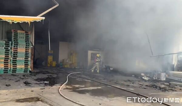 ▲▼台南後壁區嘉田里9日有碾米工廠發生火警。(記者林東良翻攝)