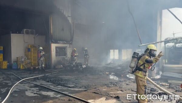 ▲▼台南後壁區嘉田里9日有碾米工廠發生火警。(記者林東良翻攝)